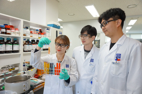 종근당 효종연구소 연구원들이 신규 원료 합성 중 분리 정제 실험을 하고 있다.         종근당 제공